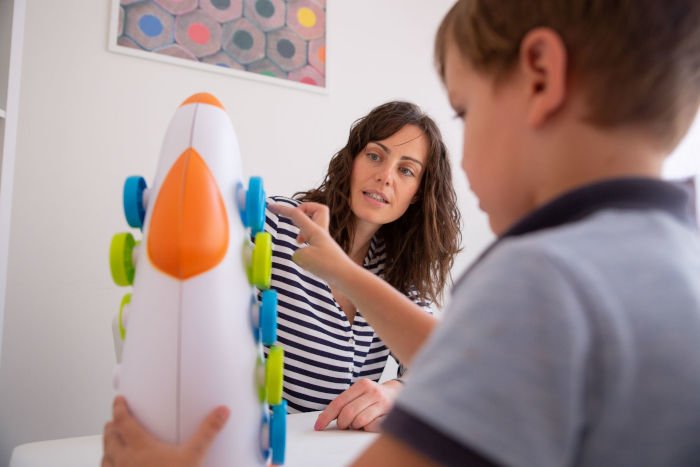 Especialista en desarrollo infantil realizando intervención temprana